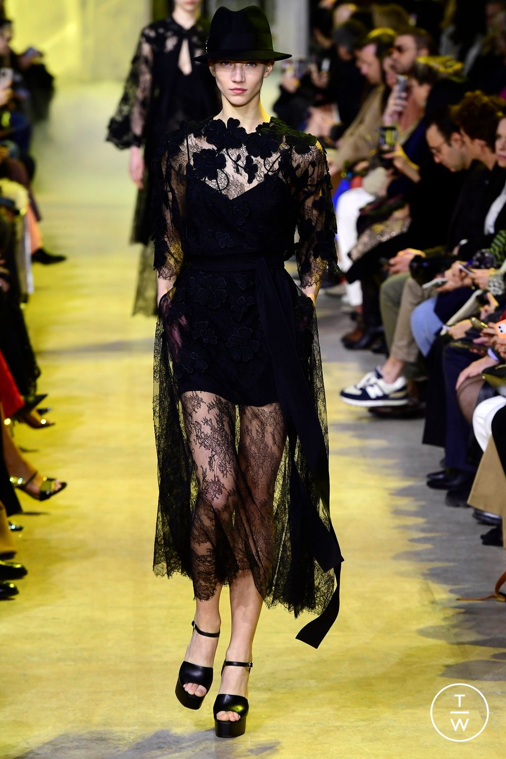 Fashion Week Paris Fall/Winter 2023 look 33 from the Elie Saab collection womenswear