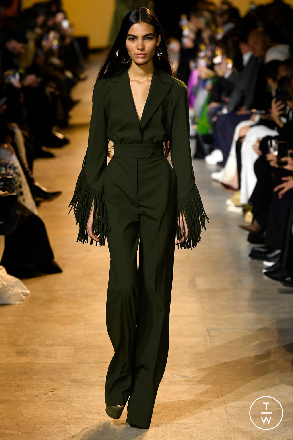 Fashion Week Paris Fall/Winter 2024 look 1 de la collection Elie Saab womenswear