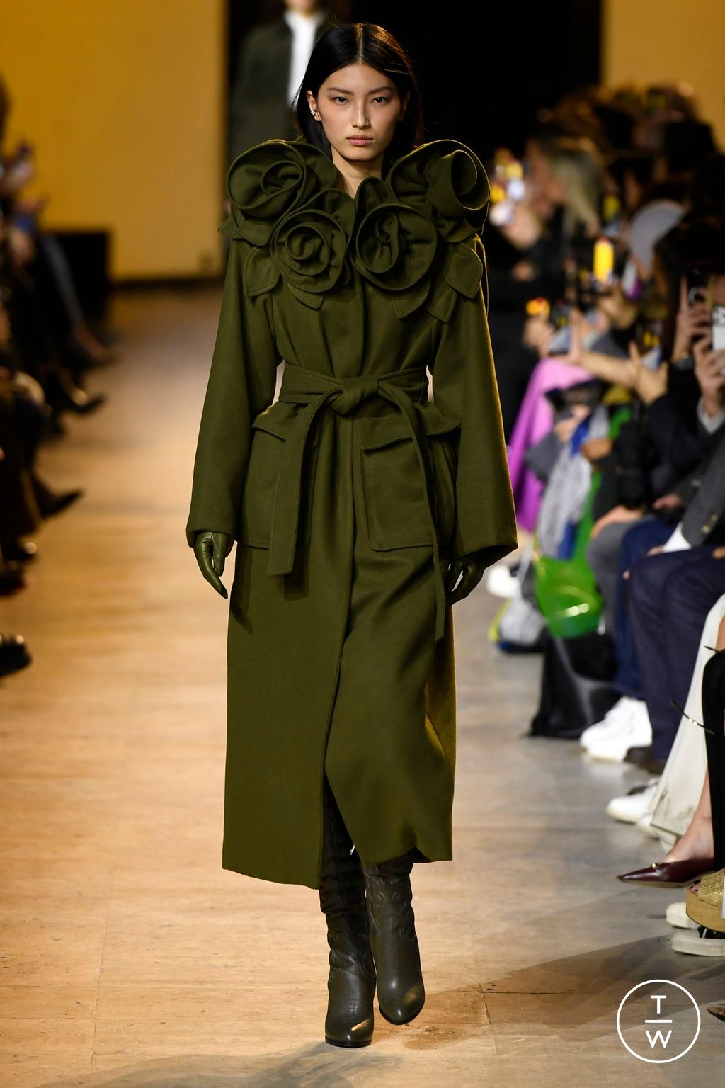 Fashion Week Paris Fall/Winter 2024 look 2 de la collection Elie Saab womenswear
