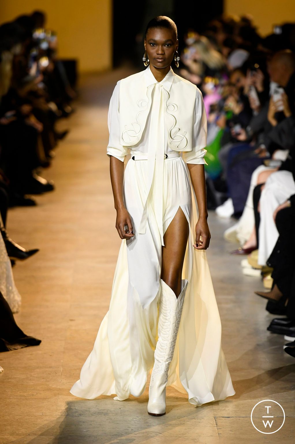Fashion Week Paris Fall/Winter 2024 look 4 de la collection Elie Saab womenswear