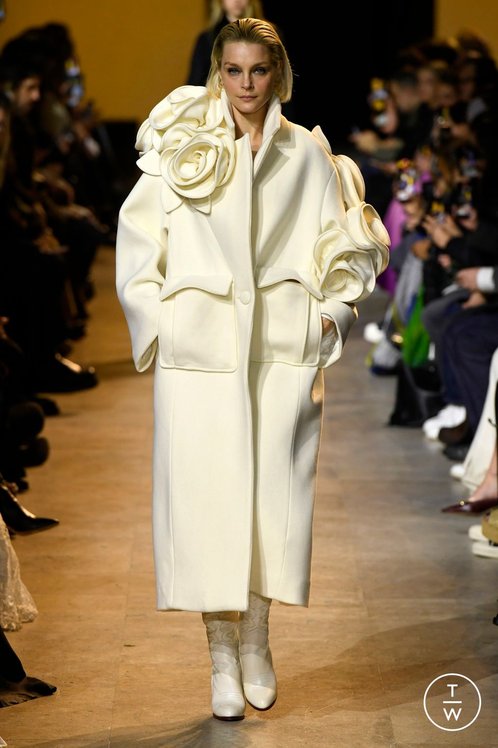 Fashion Week Paris Fall/Winter 2024 look 19 from the Elie Saab collection 女装