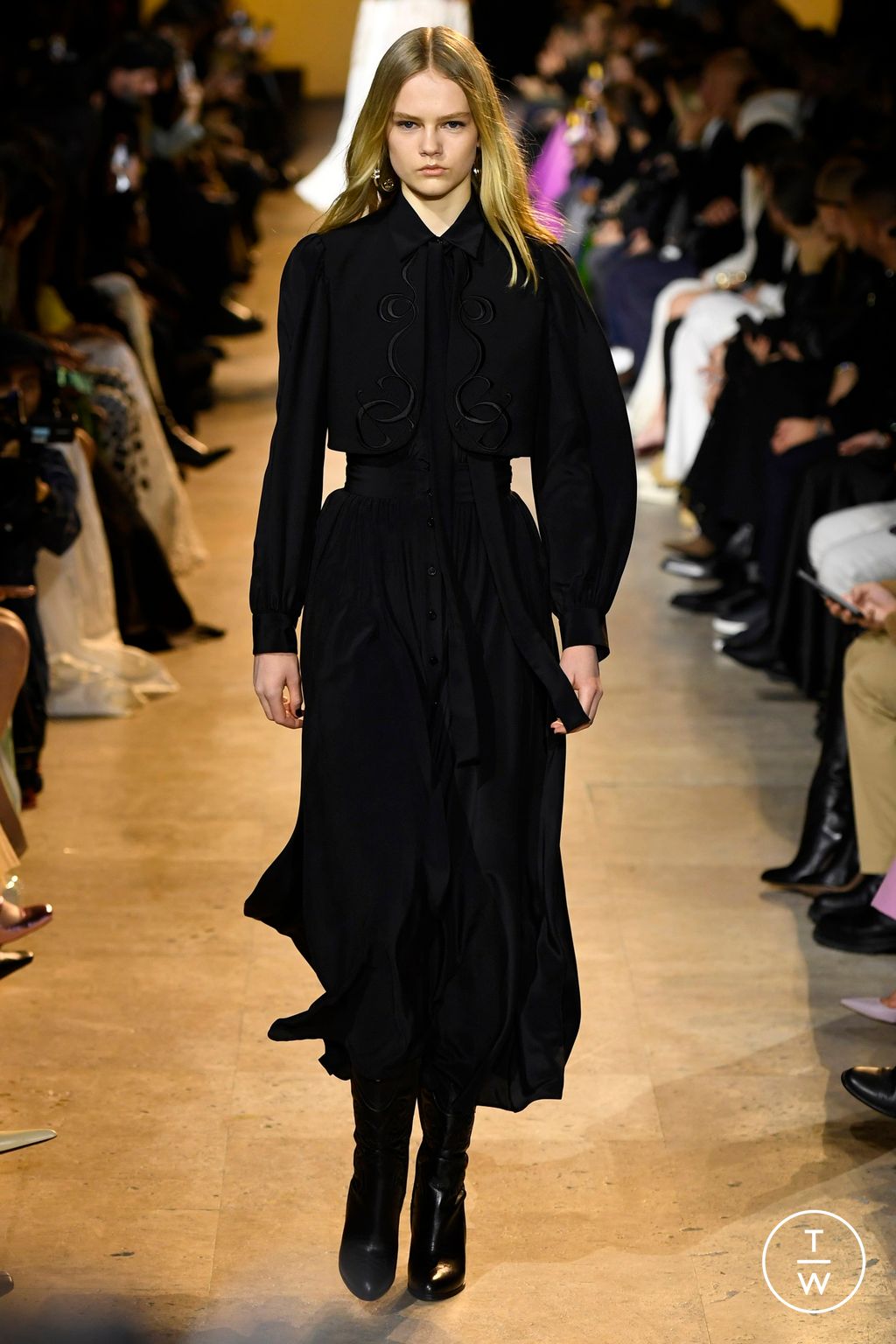 Fashion Week Paris Fall/Winter 2024 look 20 from the Elie Saab collection womenswear