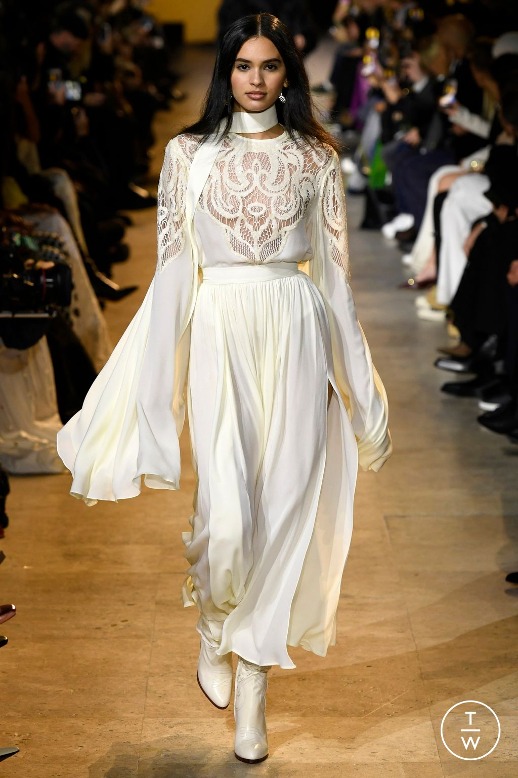 Fashion Week Paris Fall/Winter 2024 look 21 from the Elie Saab collection 女装