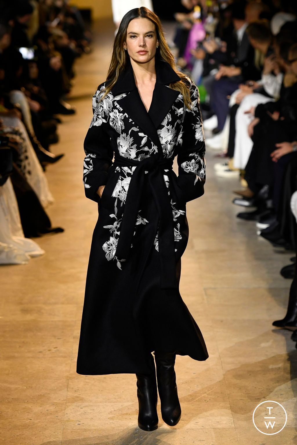 Fashion Week Paris Fall/Winter 2024 look 28 from the Elie Saab collection 女装