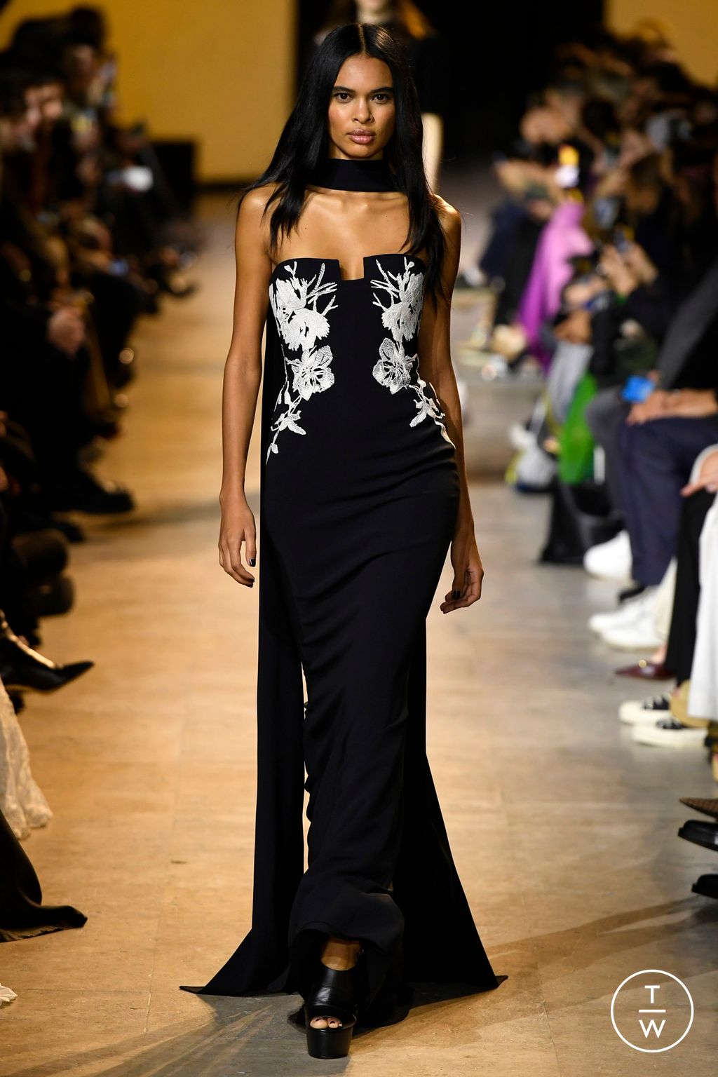 Fashion Week Paris Fall/Winter 2024 look 30 from the Elie Saab collection 女装