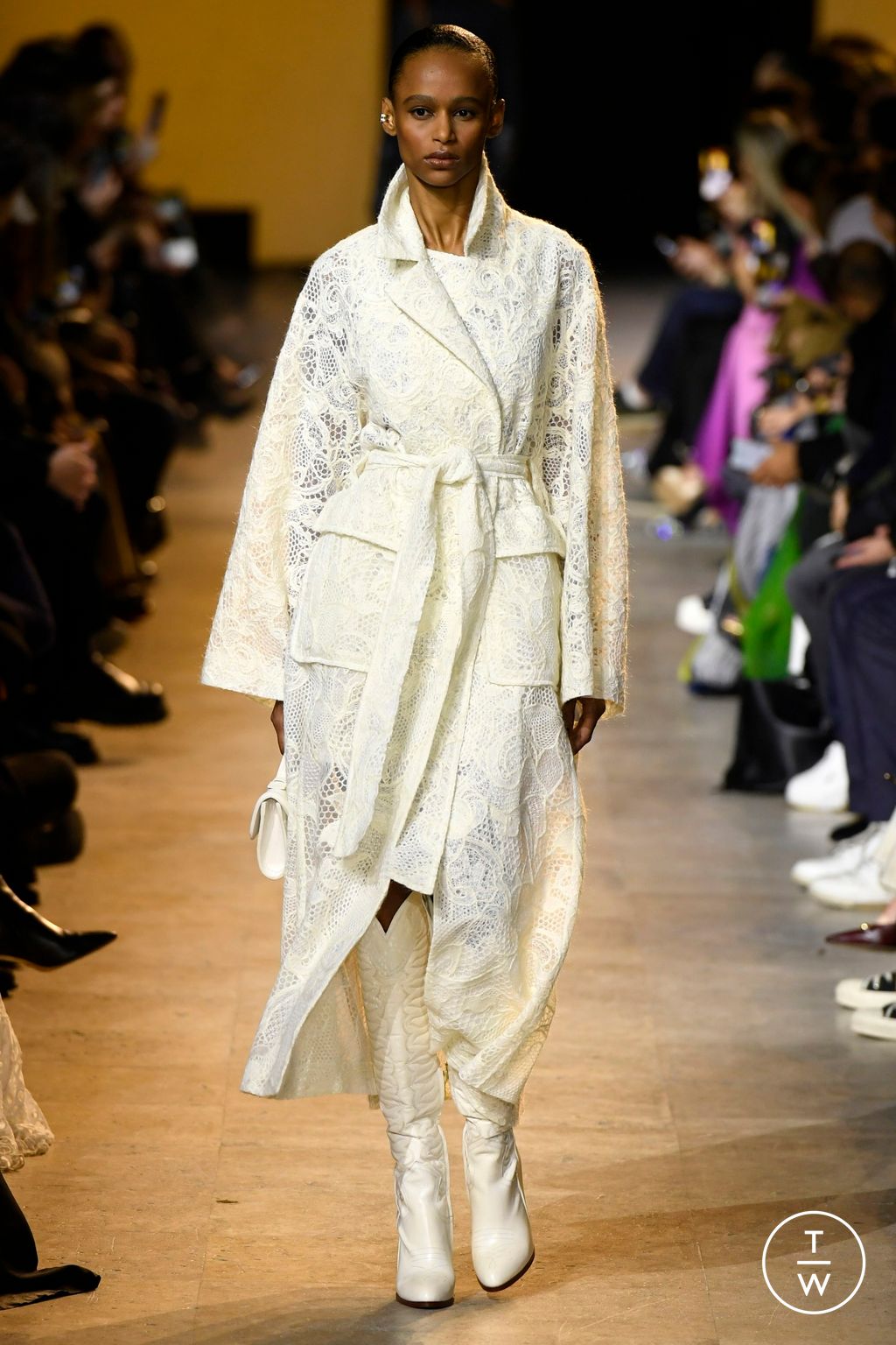 Fashion Week Paris Fall/Winter 2024 look 32 from the Elie Saab collection 女装