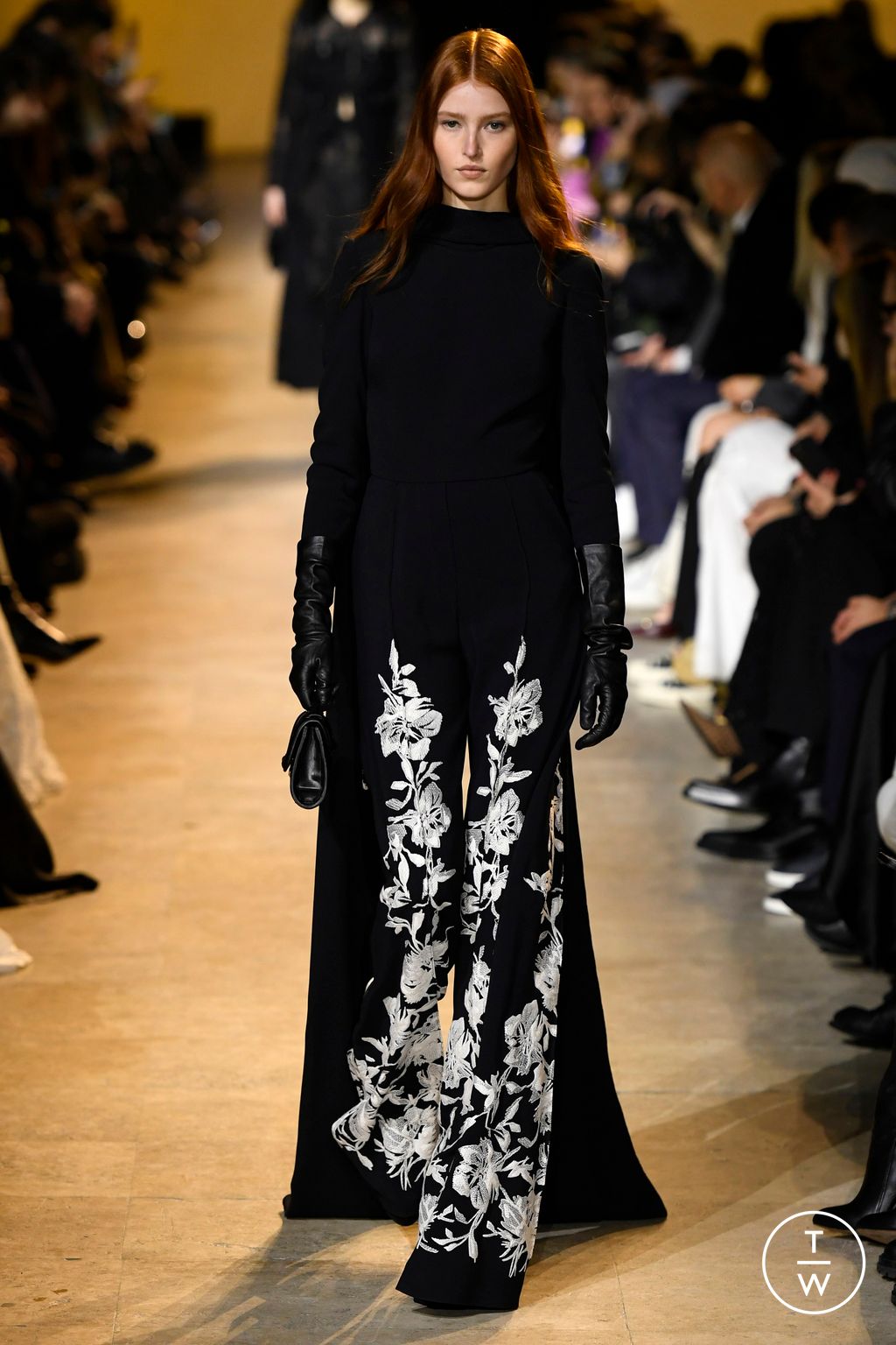 Fashion Week Paris Fall/Winter 2024 look 33 from the Elie Saab collection 女装