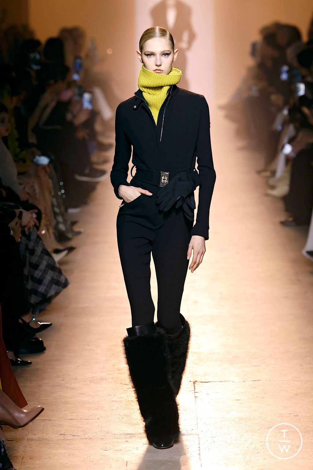 Fashion Week Paris Fall/Winter 2025 look 20 from the Elie Saab collection 女装