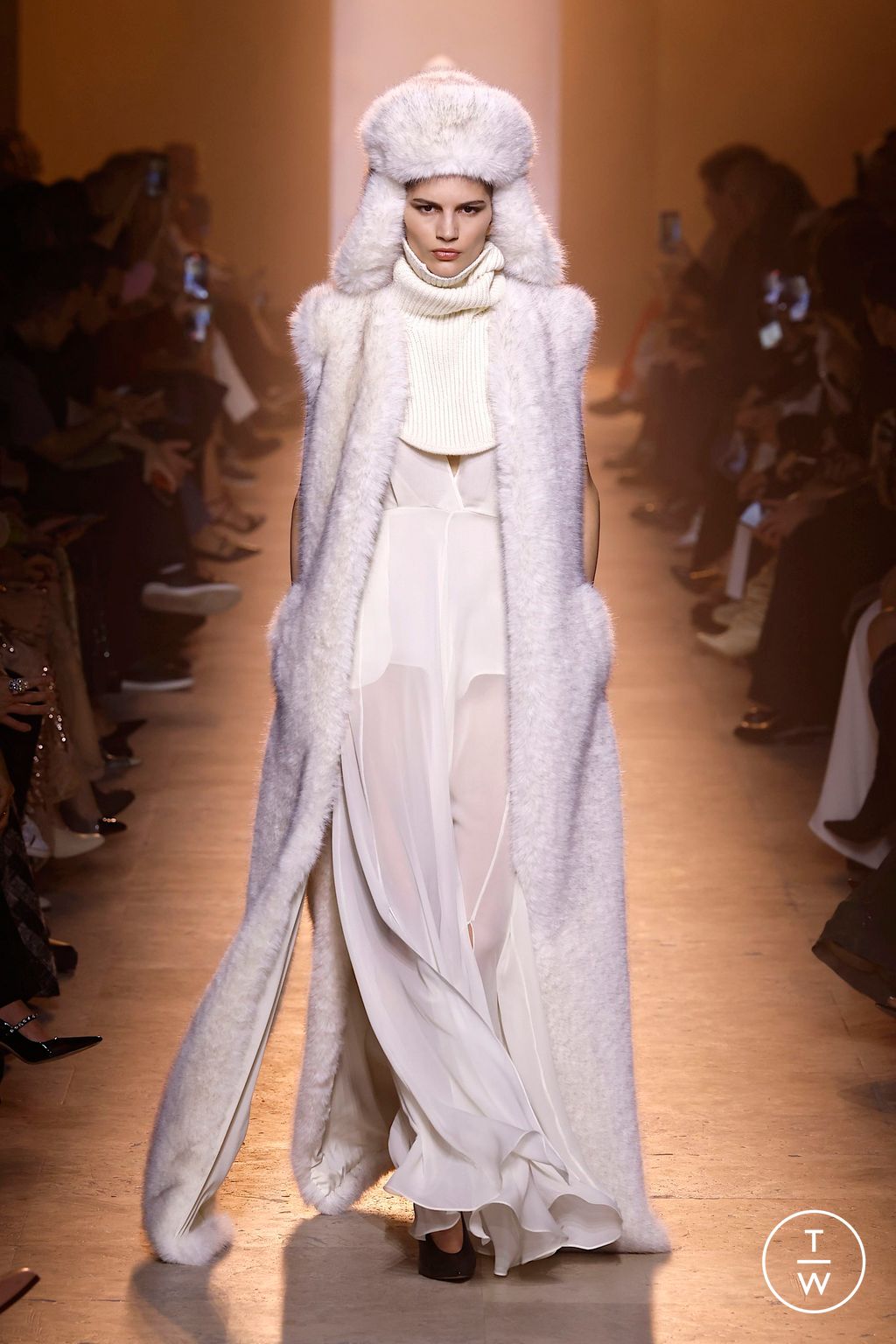 Fashion Week Paris Fall/Winter 2025 look 56 from the Elie Saab collection 女装