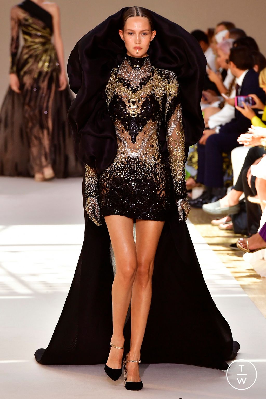 Fashion Week Paris Fall/Winter 2022 look 36 from the Elie Saab collection couture