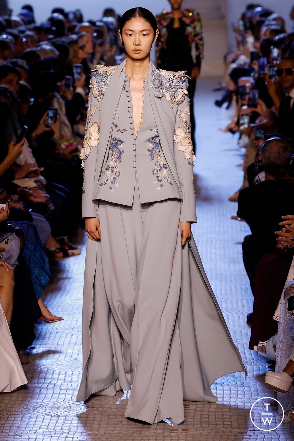 Fashion Week Paris Fall/Winter 2023 look 6 de la collection Elie Saab couture
