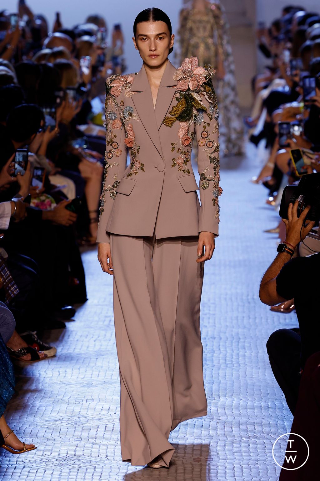 Fashion Week Paris Fall/Winter 2023 look 14 from the Elie Saab collection 高级定制