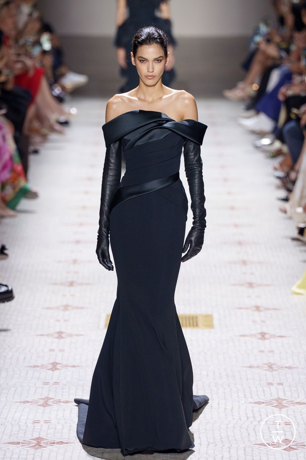 Fashion Week Paris Fall/Winter 2024 look 1 de la collection Elie Saab couture