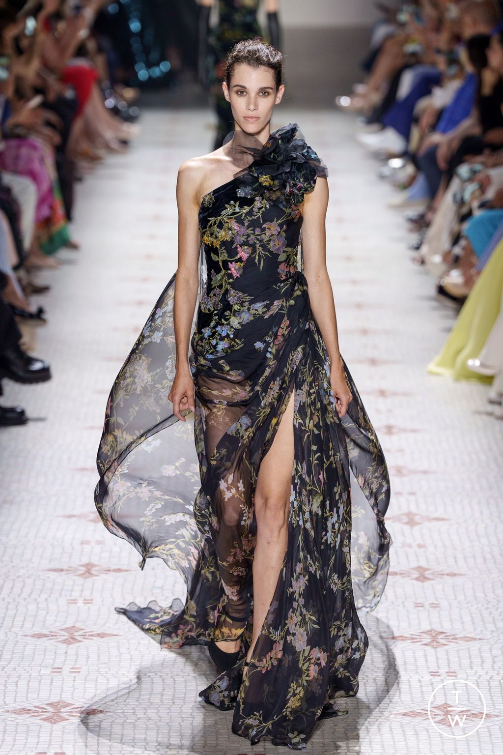 Fashion Week Paris Fall/Winter 2024 look 14 de la collection Elie Saab couture