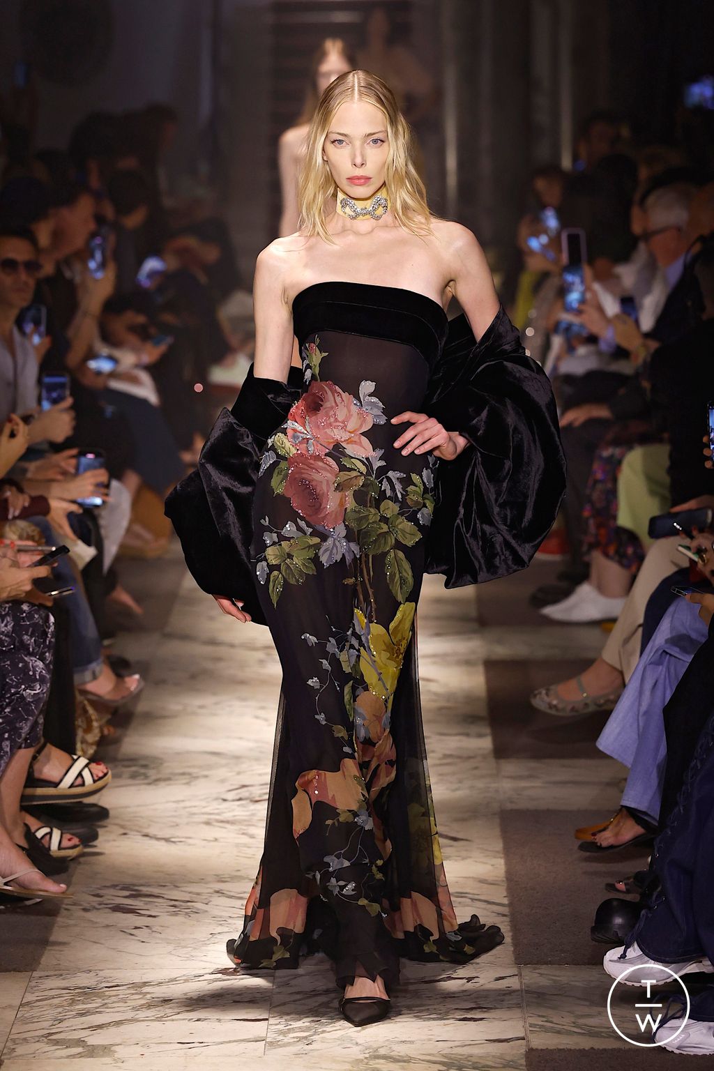 Fashion Week Paris Fall/Winter 2025 look 5 from the Elie Saab collection couture