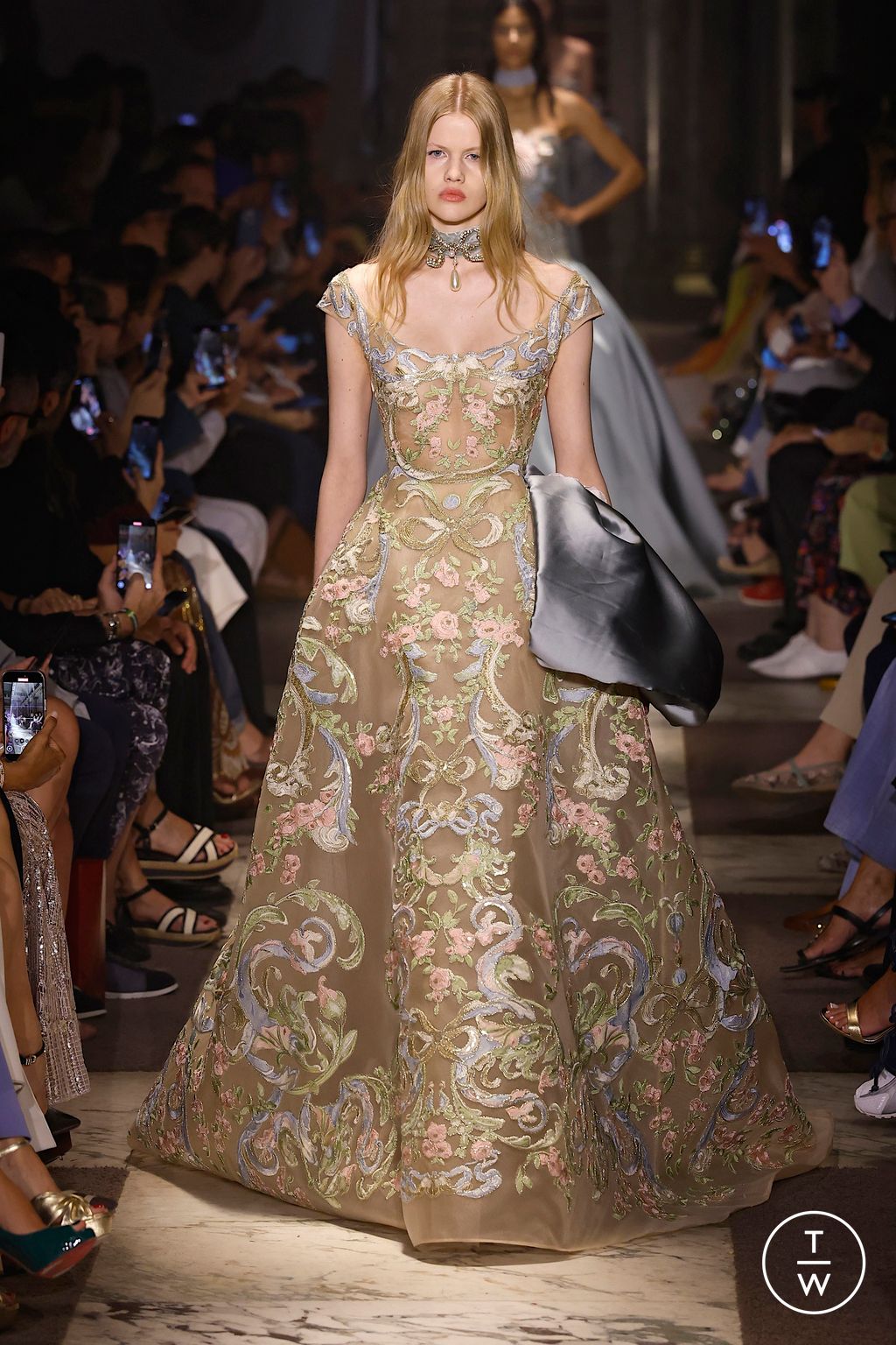 Fashion Week Paris Fall/Winter 2025 look 21 from the Elie Saab collection couture