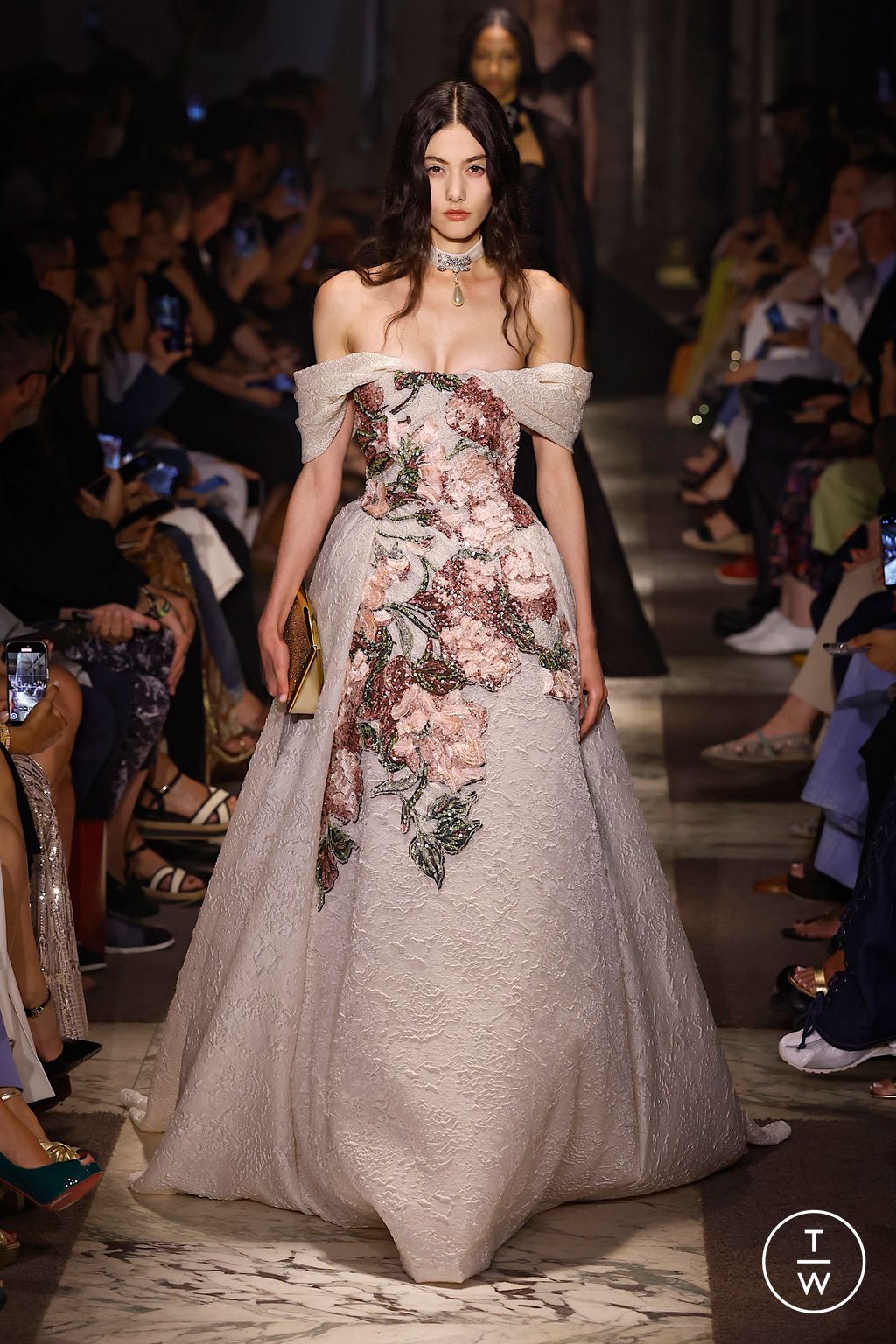 Fashion Week Paris Fall/Winter 2025 look 31 from the Elie Saab collection couture