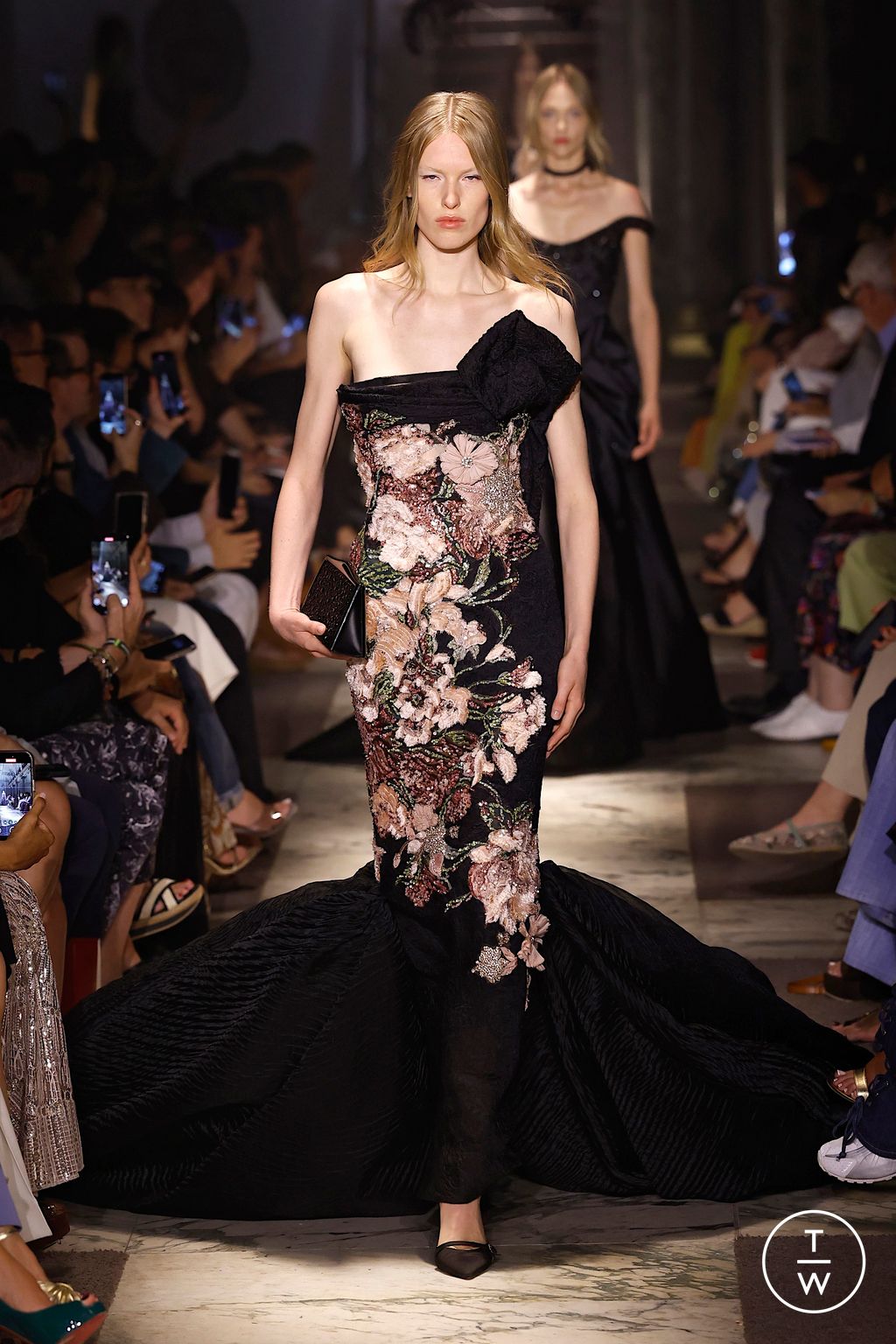 Fashion Week Paris Fall/Winter 2025 look 33 from the Elie Saab collection couture