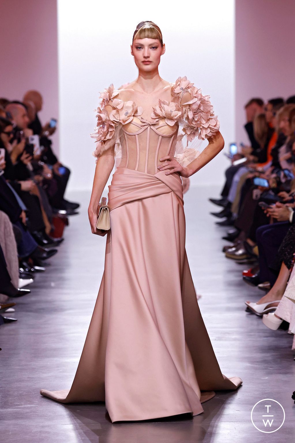 Fashion Week Paris Spring/Summer 2025 look 6 de la collection Elie Saab couture