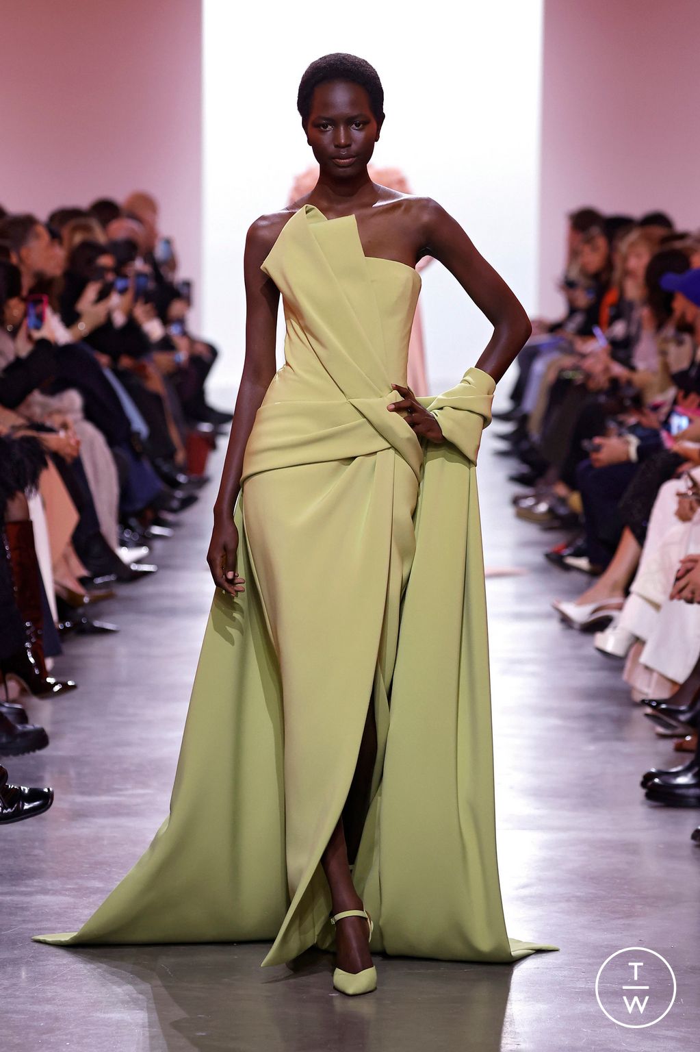 Fashion Week Paris Spring/Summer 2025 look 13 de la collection Elie Saab couture