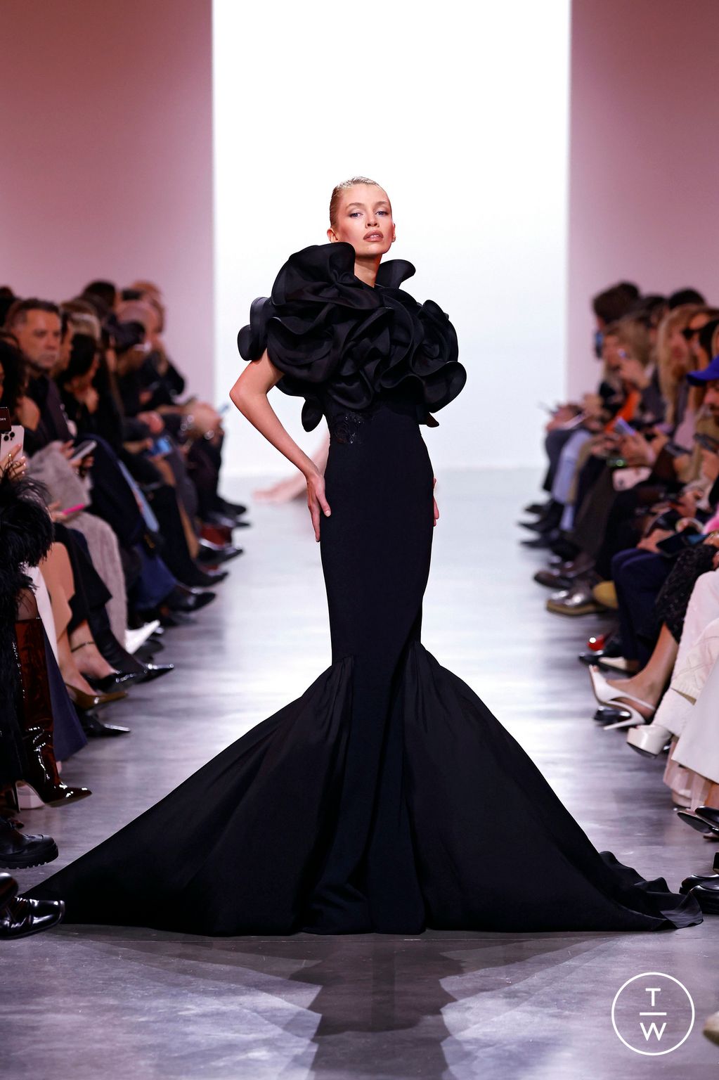 Fashion Week Paris Spring/Summer 2025 look 29 de la collection Elie Saab couture