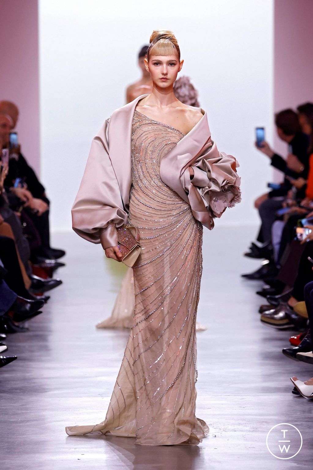 Fashion Week Paris Spring/Summer 2025 look 32 from the Elie Saab collection couture