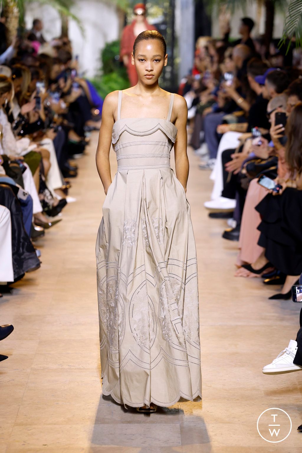 Fashion Week Paris Spring/Summer 2025 look 13 from the Elie Saab collection 女装