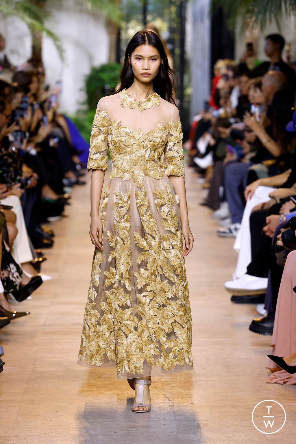 Fashion Week Paris Spring/Summer 2025 look 15 from the Elie Saab collection 女装
