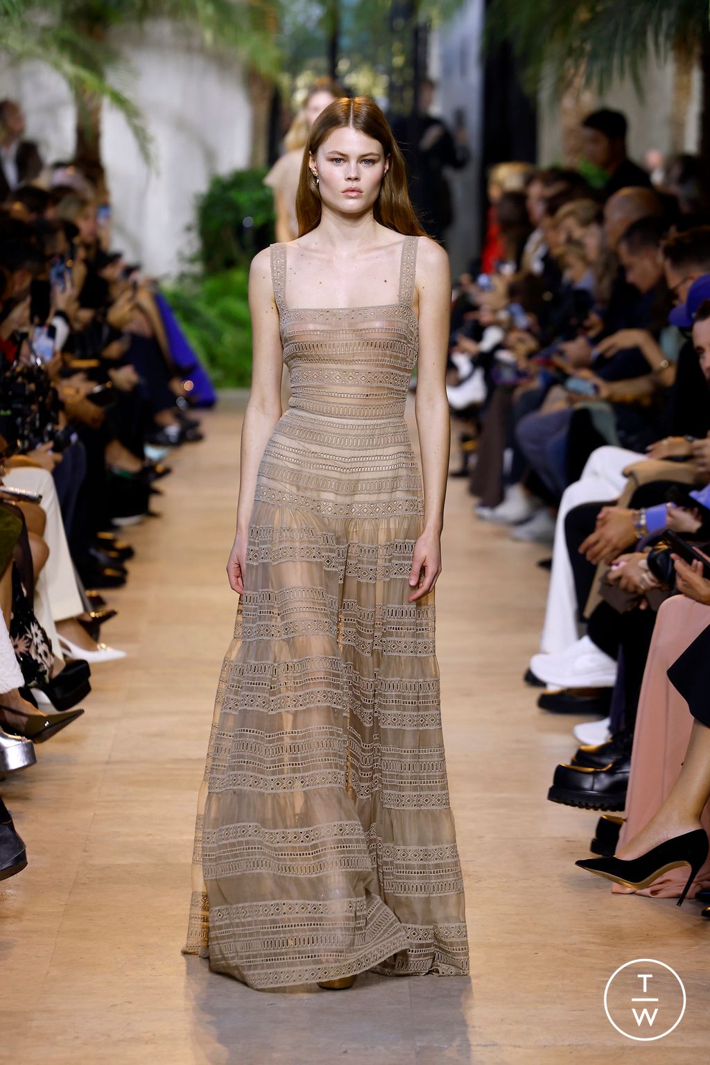 Fashion Week Paris Spring/Summer 2025 look 35 from the Elie Saab collection 女装