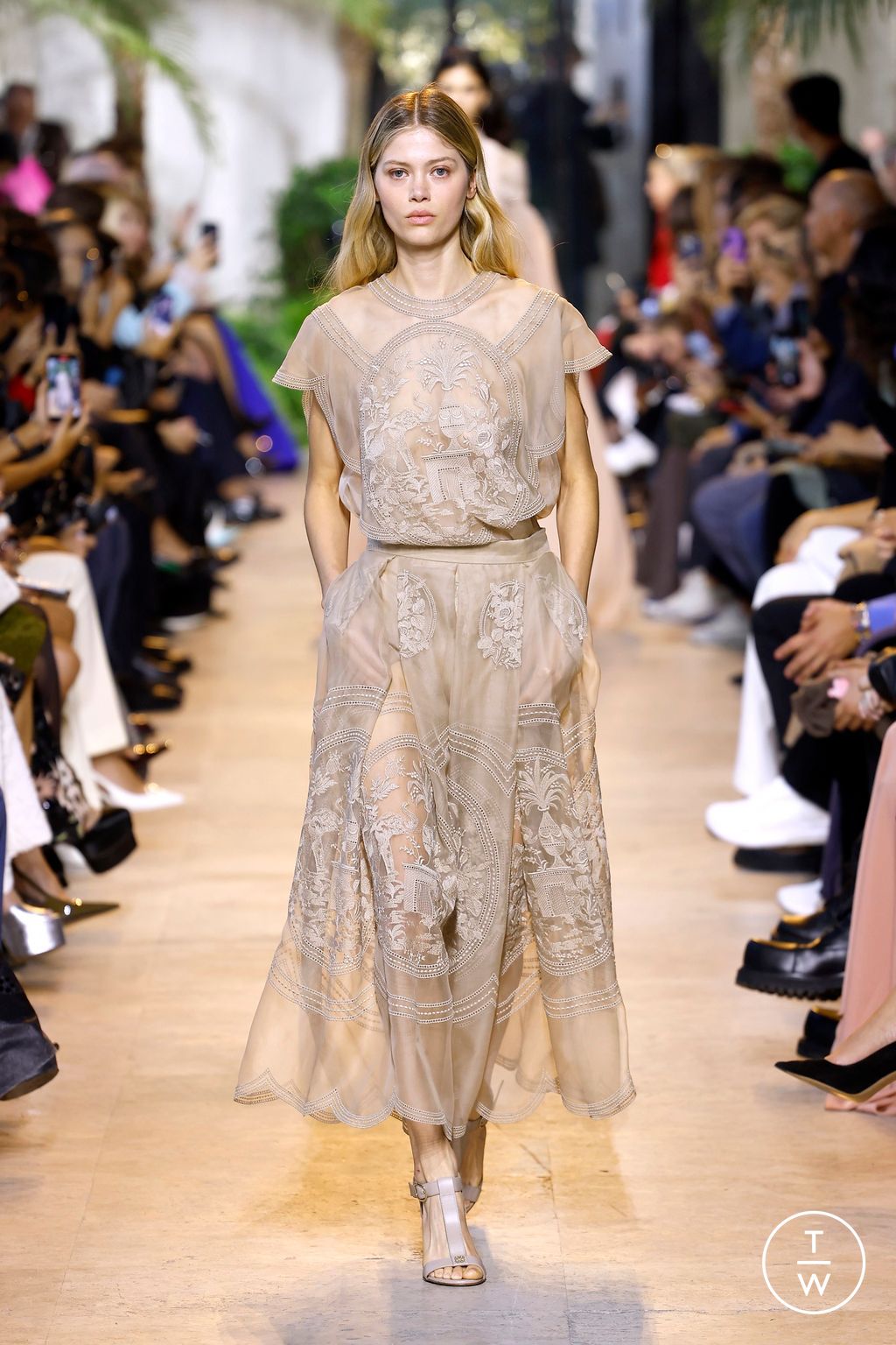 Fashion Week Paris Spring/Summer 2025 look 36 from the Elie Saab collection 女装