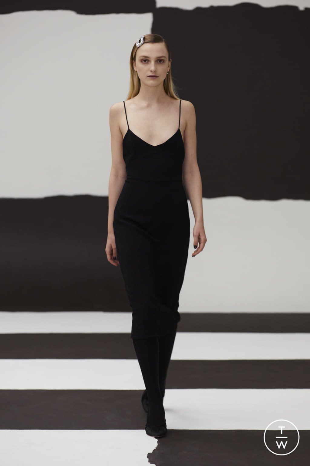 Fashion Week London Fall/Winter 2022 look 25 from the Emilia Wickstead collection womenswear
