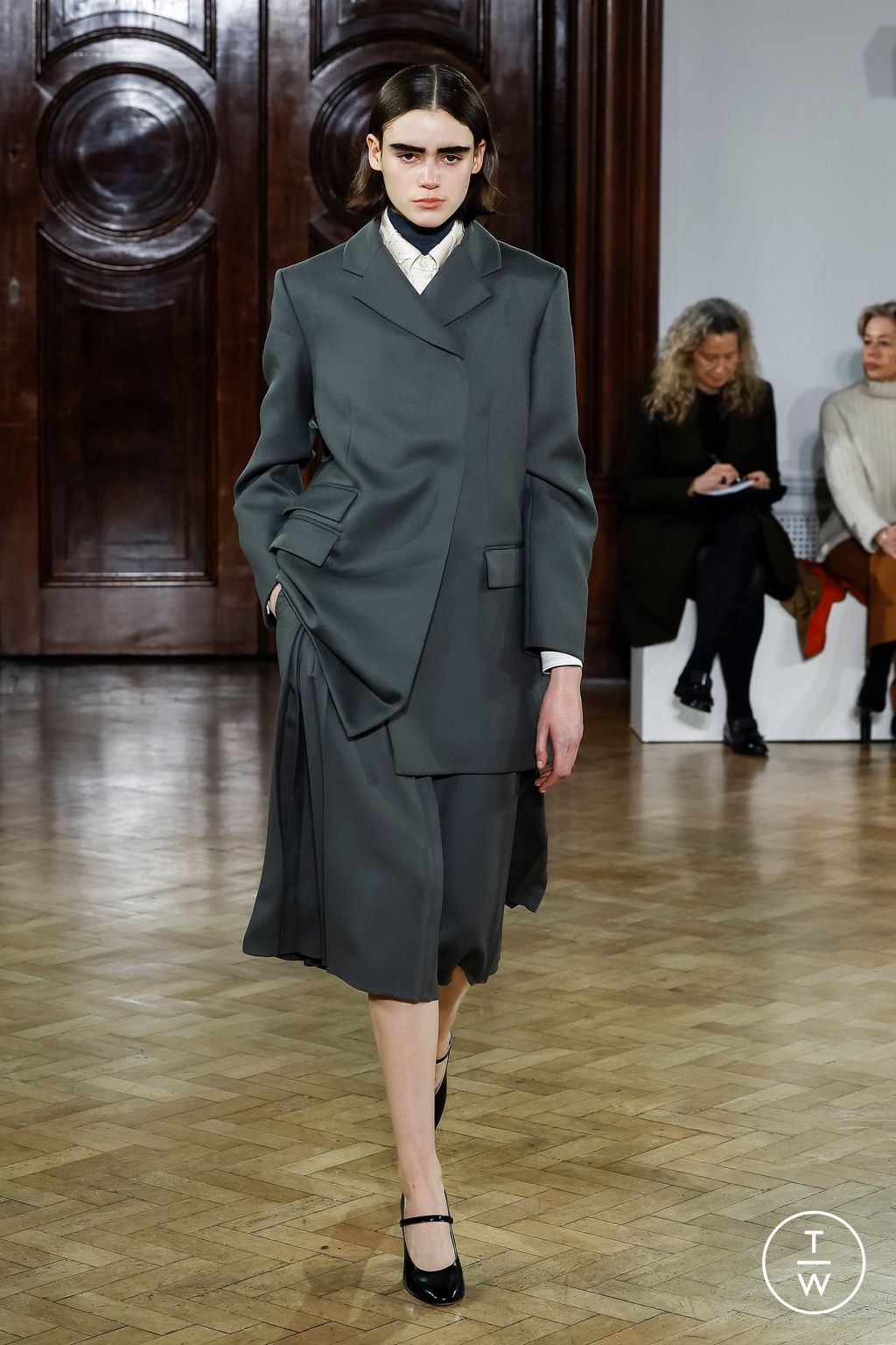 Fashion Week London Fall/Winter 2023 look 1 from the Emilia Wickstead collection 女装