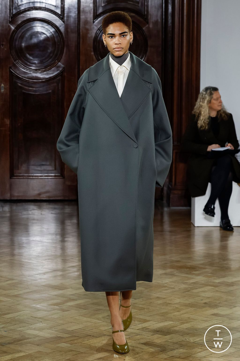 Fashion Week London Fall/Winter 2023 look 2 from the Emilia Wickstead collection 女装