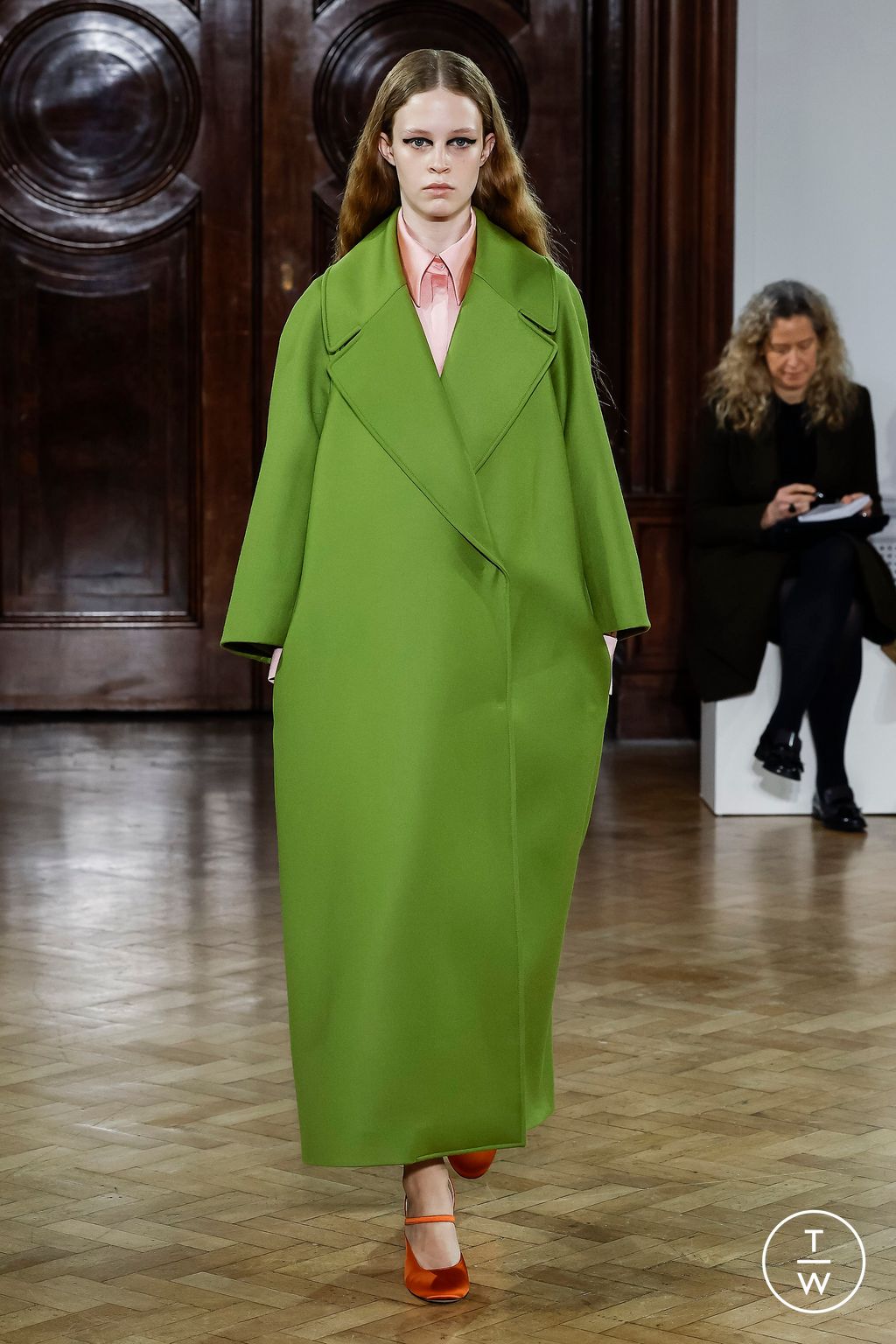 Fashion Week London Fall/Winter 2023 look 7 from the Emilia Wickstead collection 女装