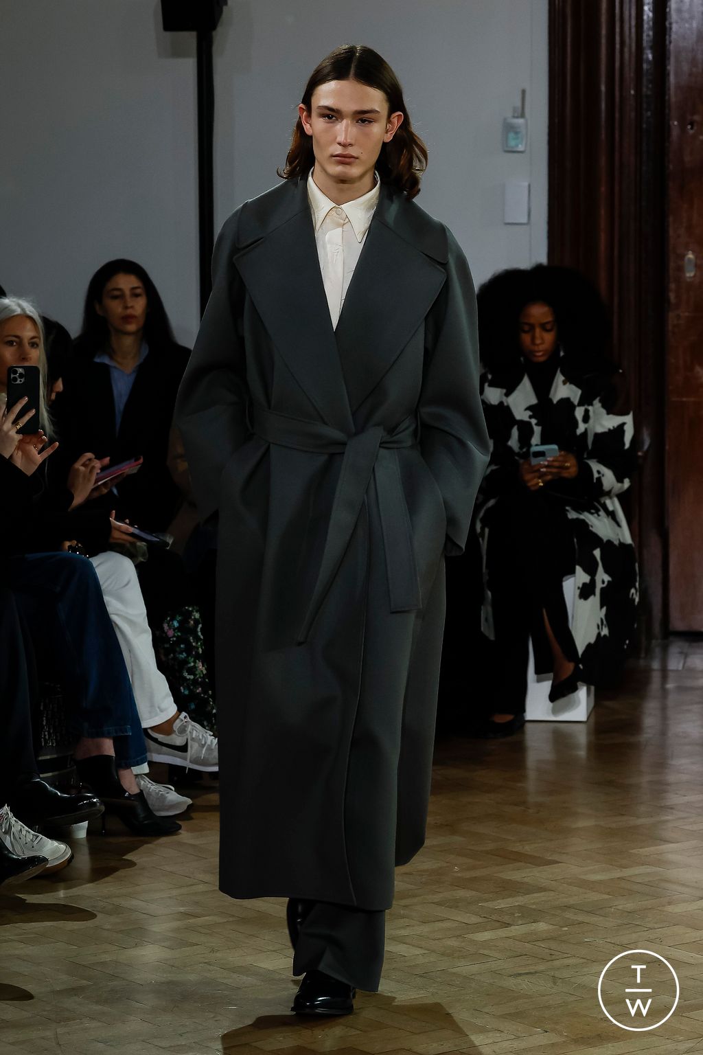 Fashion Week London Fall/Winter 2023 look 8 from the Emilia Wickstead collection 女装