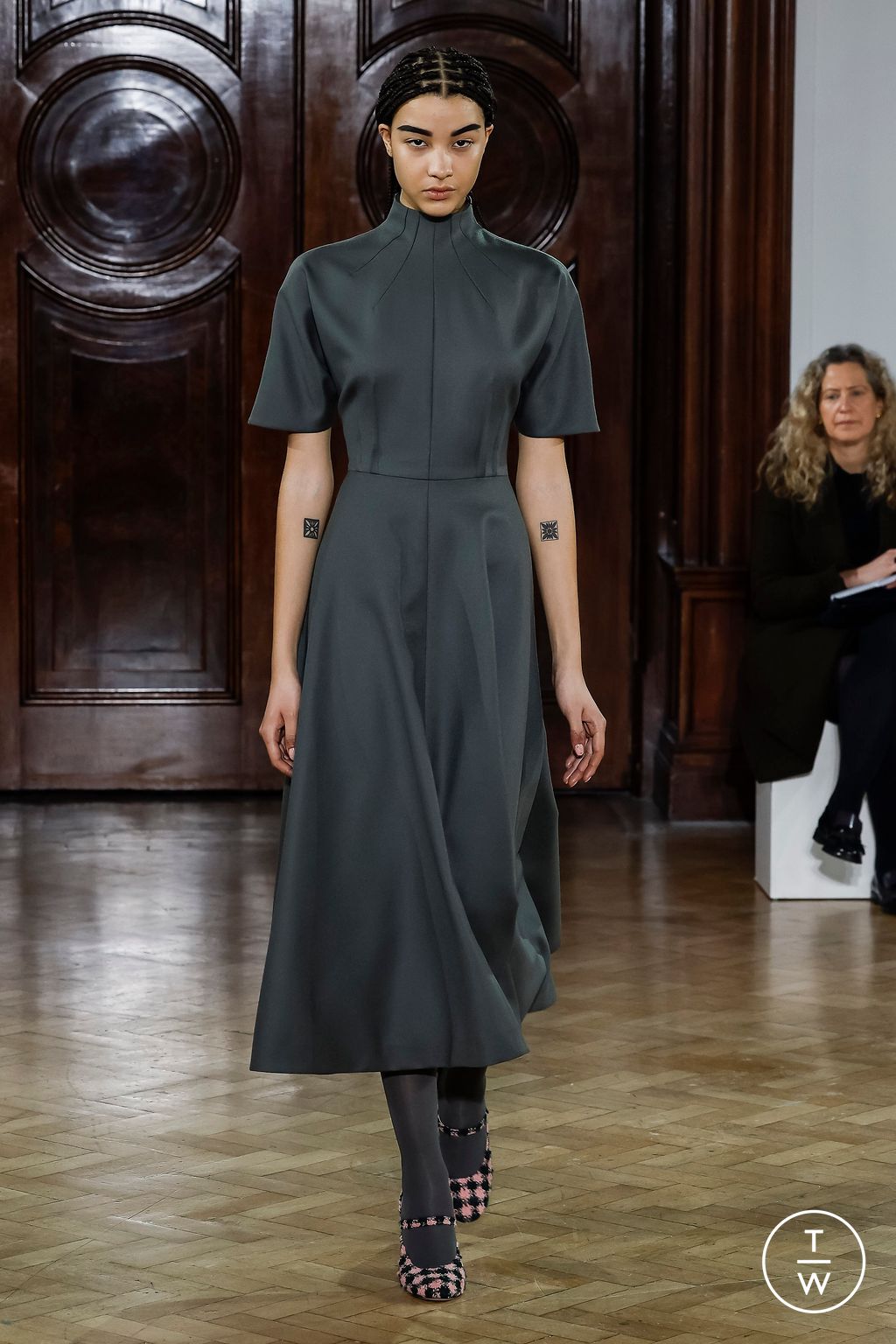 Fashion Week London Fall/Winter 2023 look 9 from the Emilia Wickstead collection 女装