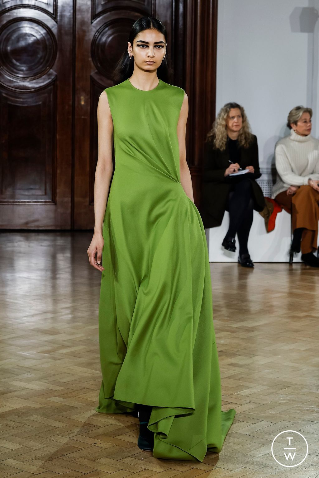 Fashion Week London Fall/Winter 2023 look 13 from the Emilia Wickstead collection 女装