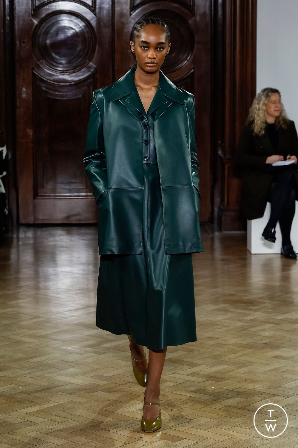 Fashion Week London Fall/Winter 2023 look 17 from the Emilia Wickstead collection 女装