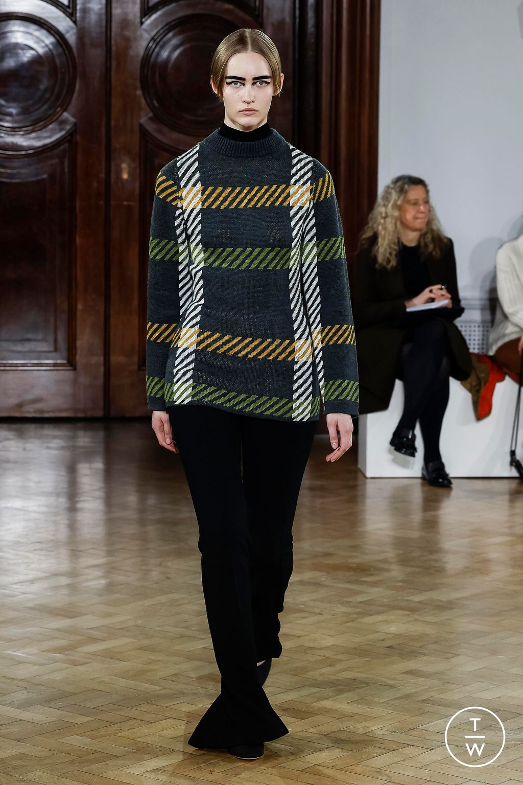 Fashion Week London Fall/Winter 2023 look 19 from the Emilia Wickstead collection 女装