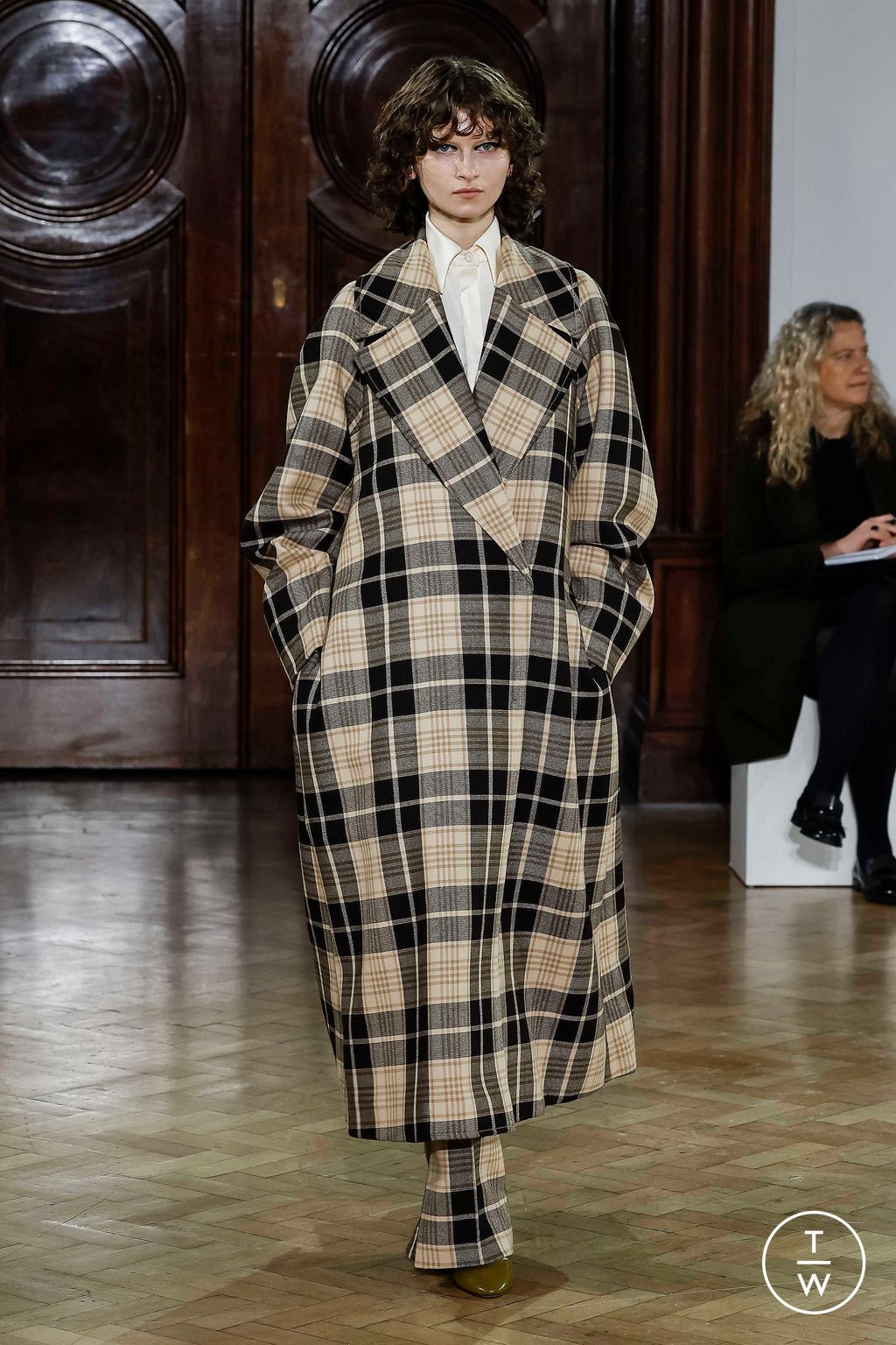 Fashion Week London Fall/Winter 2023 look 20 from the Emilia Wickstead collection 女装