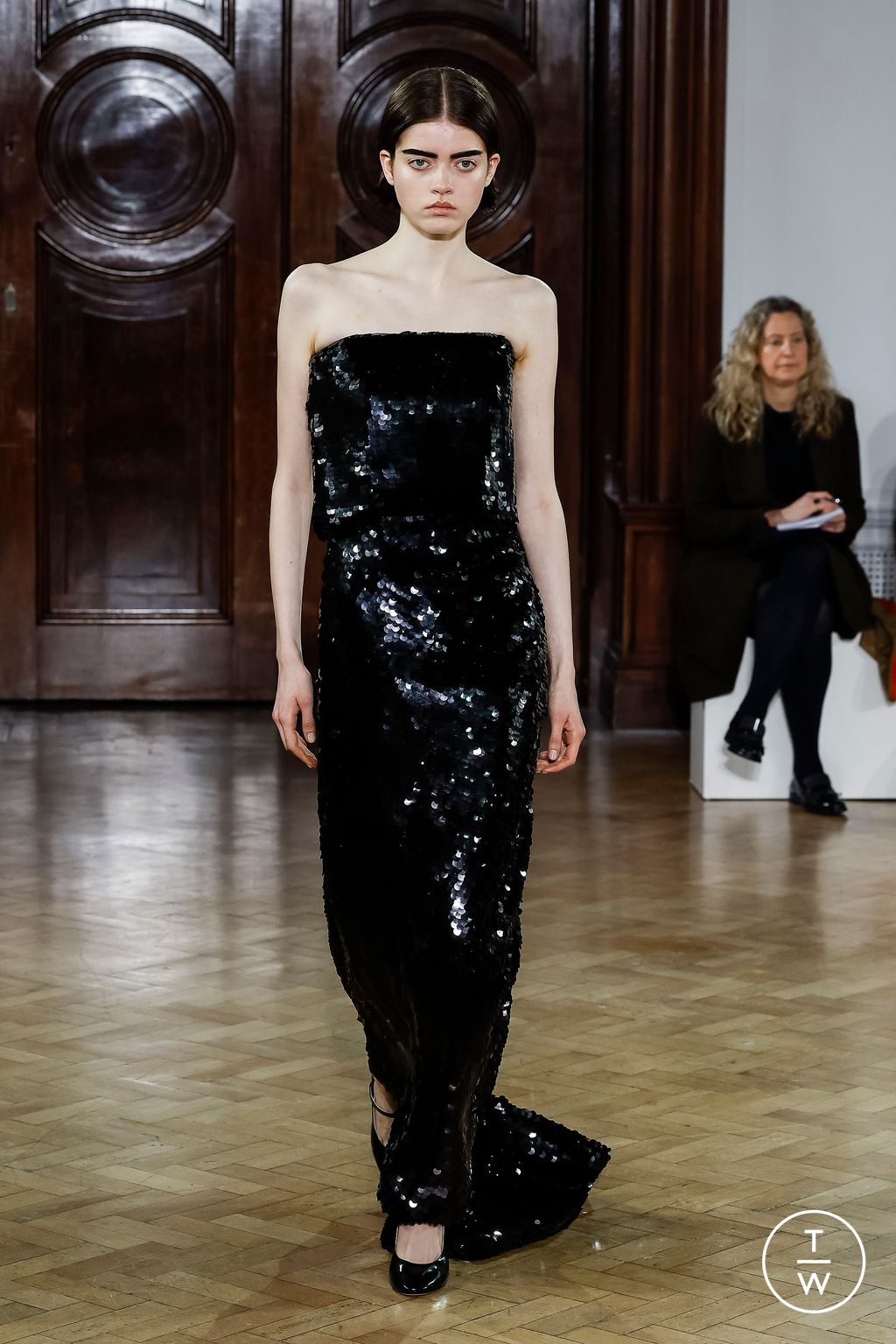 Fashion Week London Fall/Winter 2023 look 32 from the Emilia Wickstead collection 女装