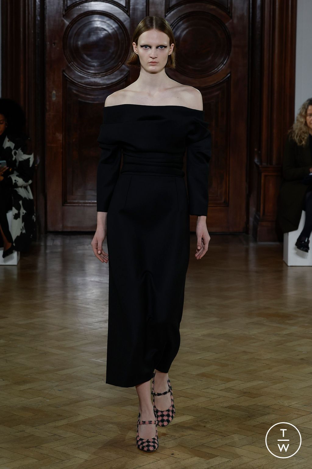 Fashion Week London Fall/Winter 2023 look 39 from the Emilia Wickstead collection 女装