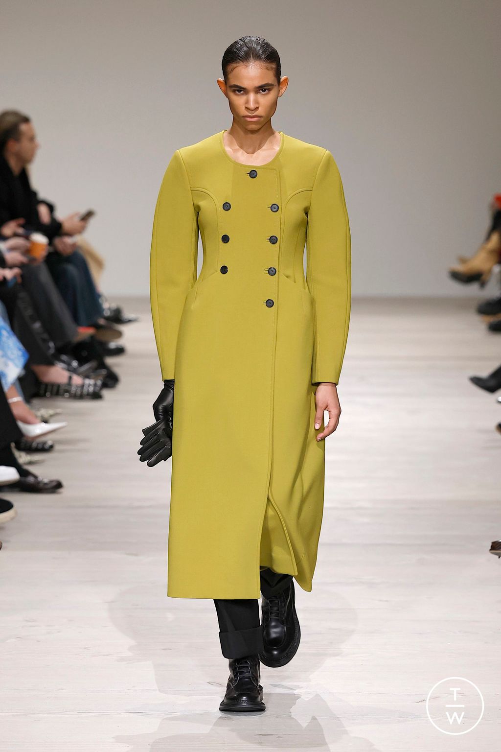 Fashion Week London Fall/Winter 2025 look 17 from the Emilia Wickstead collection womenswear
