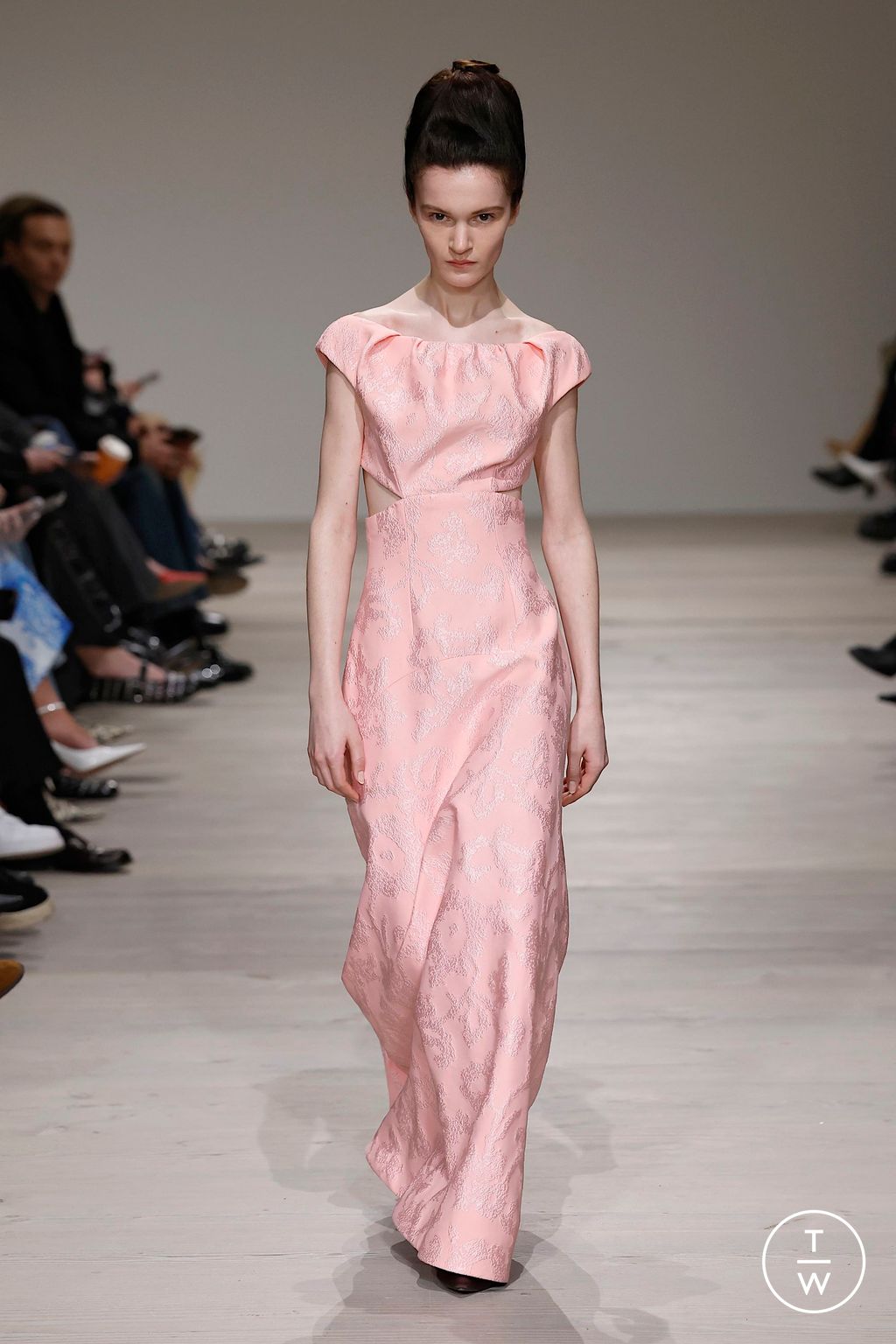 Fashion Week London Fall/Winter 2025 look 31 from the Emilia Wickstead collection womenswear