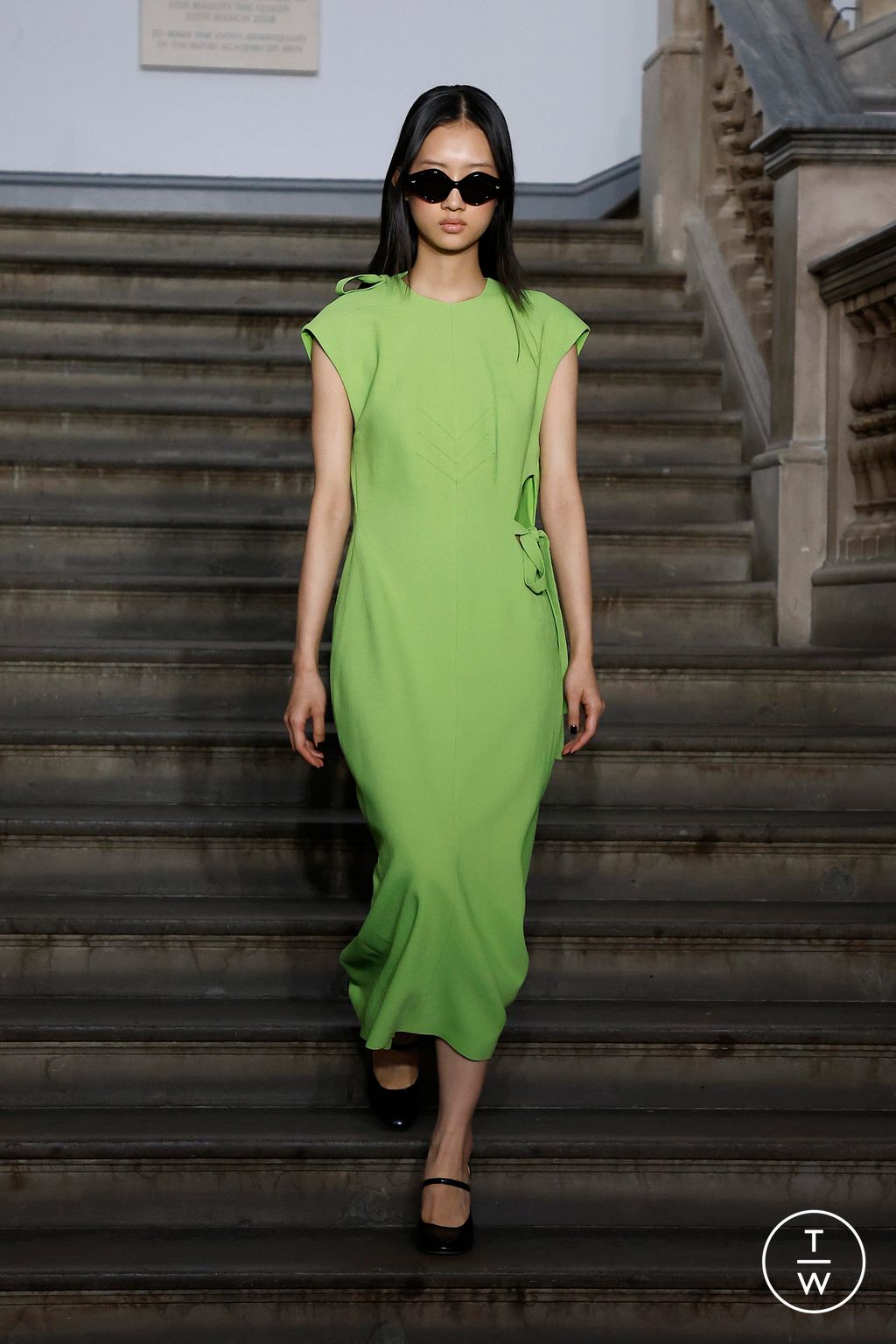 Fashion Week London Spring/Summer 2024 look 29 from the Emilia Wickstead collection 女装