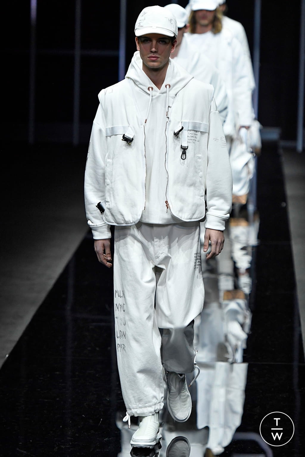 Fashion Week Milan Fall/Winter 2019 look 113 from the Emporio Armani collection 男装