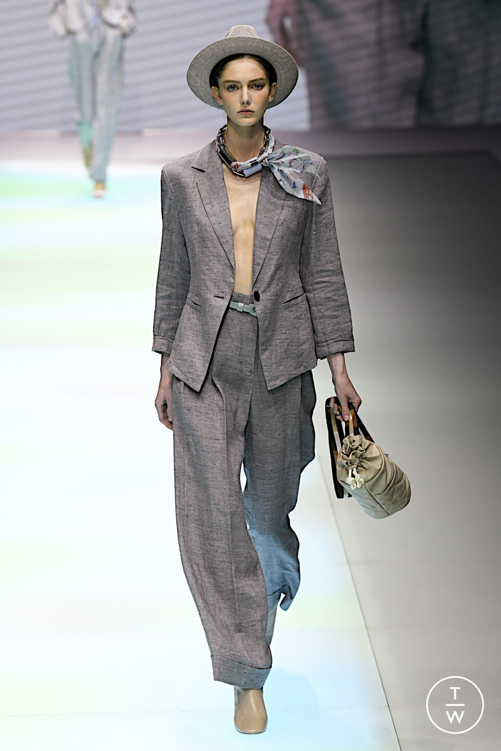 Fashion Week Milan Spring/Summer 2022 look 15 from the Emporio Armani collection 女装
