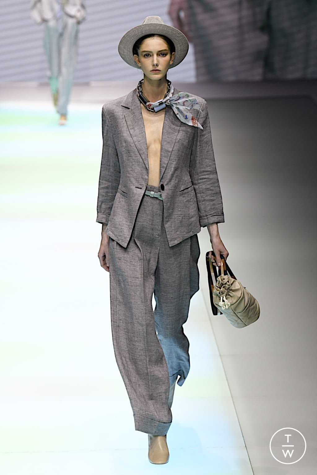 Fashion Week Milan Spring/Summer 2022 look 15 de la collection Emporio Armani womenswear