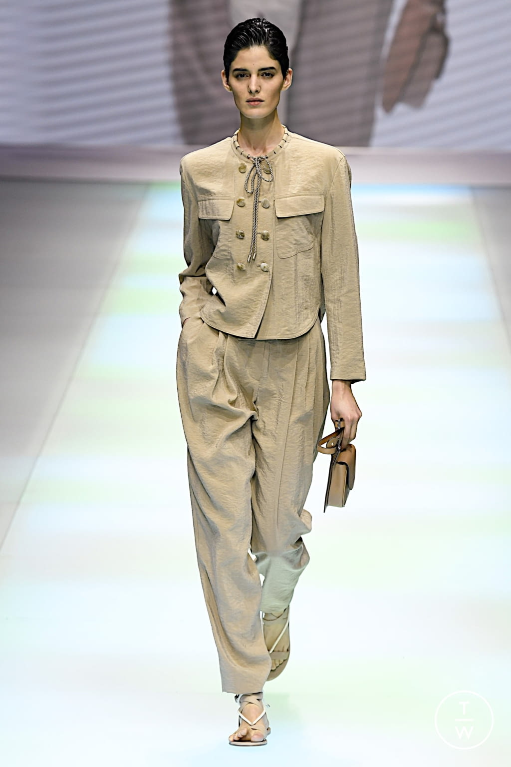 Fashion Week Milan Spring/Summer 2022 look 43 from the Emporio Armani collection 女装