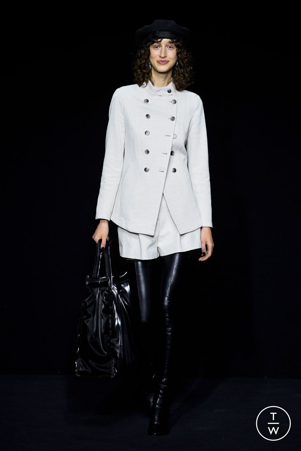 Fashion Week Milan Fall/Winter 2023 look 1 de la collection Emporio Armani womenswear